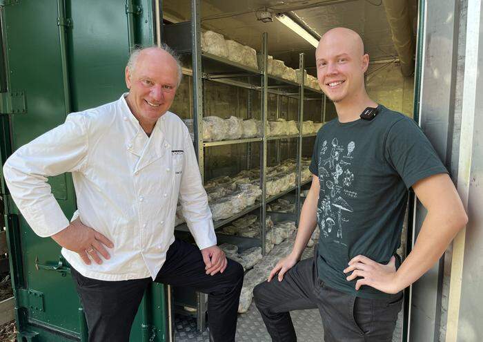Josef Zotter und Sebastian Modl, Geschäftsführer von Atta, vor dem "Mush Room Container" in der Erlebniswelt Zotter