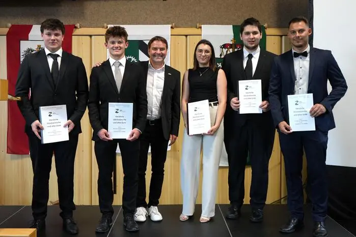 Insgesamt schlossen 71 Schüler aus fünf Klassen erfolgreich ihre Ausbildung ab – darunter die Tagesformen Maschinenbau (5AHMBR, 5BHMBR), Bautechnik (5AHBTH, 5BHBTB) sowie die Abendschule Maschinenbau (7ABMB).