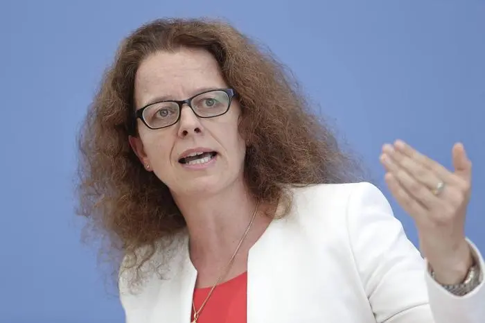 12.07.2019, Berlin, Deutschland - Pressekonferenz anlaesslich der Vorstellung des Sondergutachtens zur Bepreisung von CO2 - Sachverstaendigenrat zur Begutachtung der gesamtwirtschaftlichen Entwicklung. Foto: Prof. Dr. Isabel Schnabel, Mitglied im Sachverstaendigenrat. *** 12 07 2019, Berlin, Germany Press conference on the occasion of the presentation of the special report on the pricing of CO2 by the Council of Economic Experts Photo Prof Dr Isabel Schnabel, Member of the Council of Economic Experts  