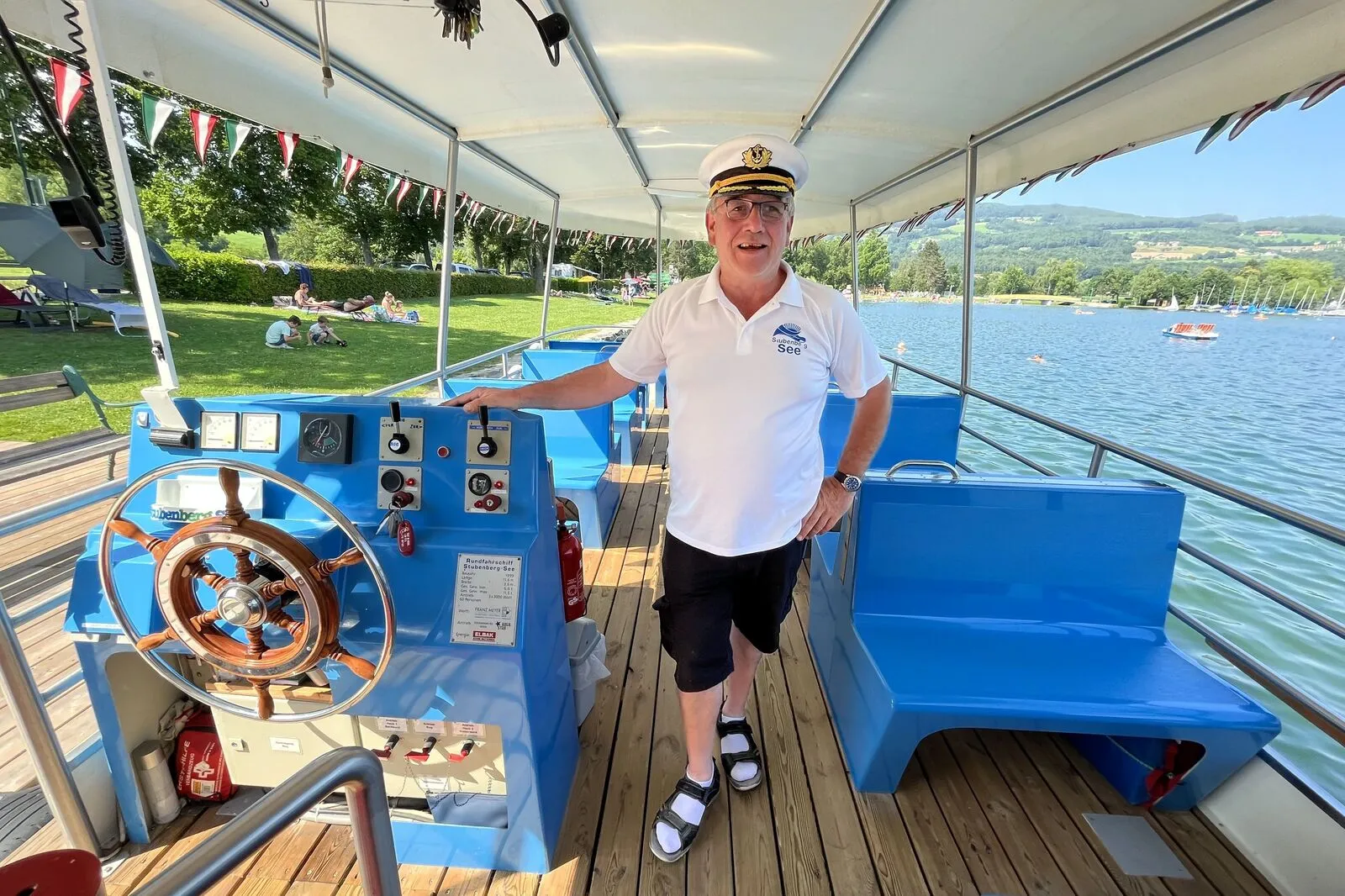Kapitän Kurt Windhaber auf dem "Love Boat" vom Stubenbergsee