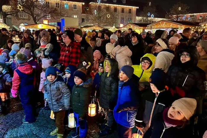 Den stimmungsvollen Auftakt des 27.Weihnachtsmarktes machte das „Lichterl entzünden“ der Kindergartenkinder.