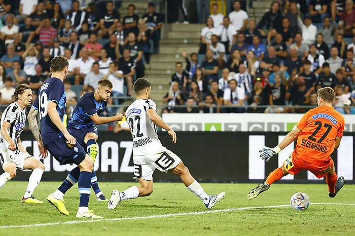 In der dritten Runde der Champions League Qualifikation scheidet Sturm gegen Dynamo Kiew aus. Die Grazer schaffen es in die Verlängerung, bekommen dann zwei Gegentreffer und steigen in die Europa League Gruppenphase um. Der Traum von der Königsklasse bleibt den Steirern nun seit über zwei Jahrzehnten verwehrt.
