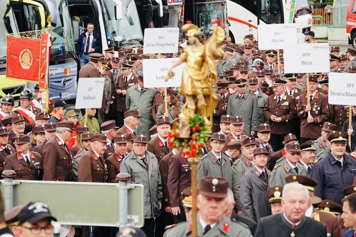 Um 10.30 Uhr startete der Einmarsch der teilnehmenden Feuerwehrmitglieder aus allen Teilen der Steiermark in die Basilika.