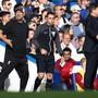 Referee David Coote, hier flankiert von Liverpool-Trainer Jürgen Klopp und Chelsea-Trainer Mauricio Pochettino im August 2023