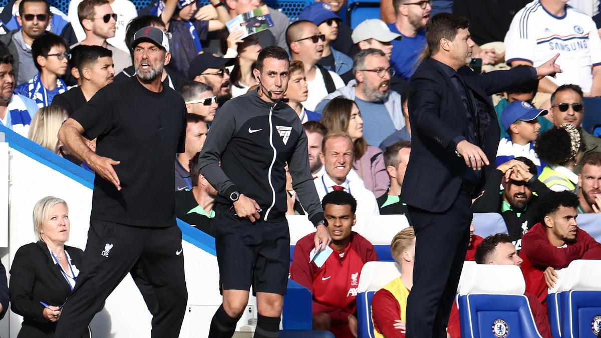 Referee David Coote, hier flankiert von Liverpool-Trainer Jürgen Klopp und Chelsea-Trainer Mauricio Pochettino im August 2023