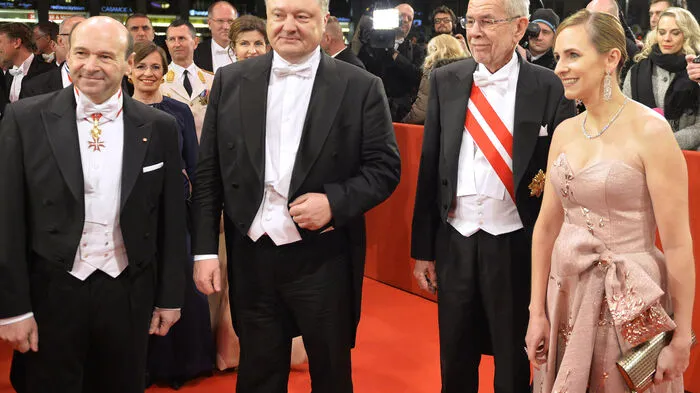 Staatsoperndirektor Dominique Meyer, der ukrainische Präsident Petro Poroschenko, Bundespräsident Alexander Van der Bellen und Opernball-Organisatorin Maria Großbauer...