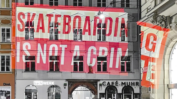 An mehreren Standorten projizierten die Aktivisten den Spruch auf Hausfassaden.