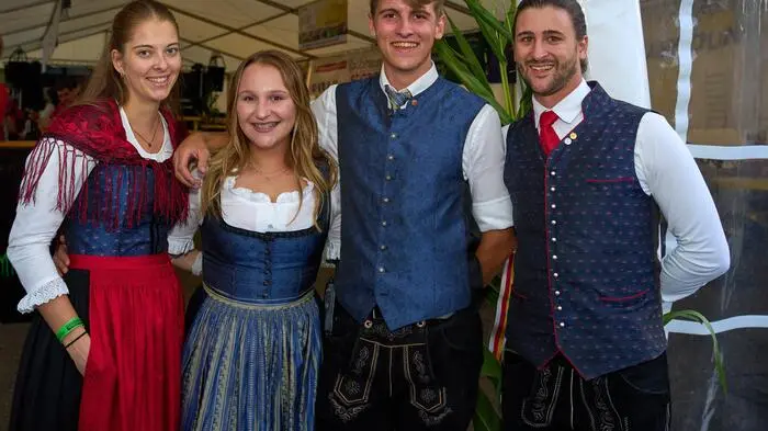 Die Volkstanzgruppe Wabelsdorf eröffnete mit einem schwungvollen Auftanz
