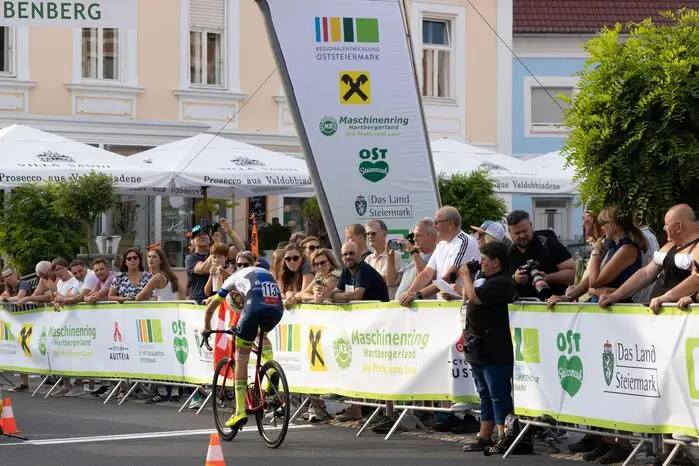 143 Fahrer aus 15 Nationen traten am Hauptplatz zum 2,4 Kilometer langen Prolog an, der ebenfalls dort endete.