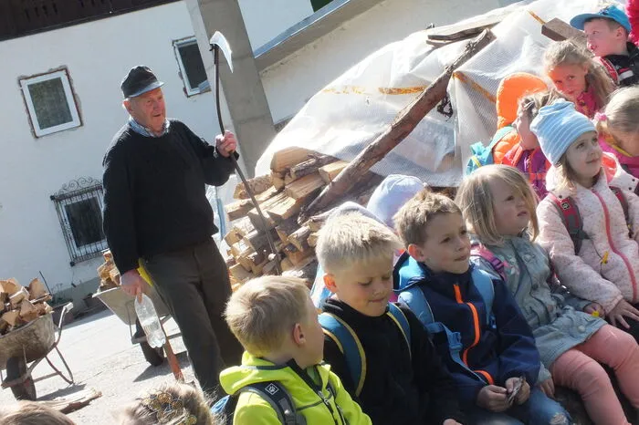 Nein, hier kommt nicht der Sensenmann. Es ist Ferdl Scharniedling, der den Kinder zeigt, wie man eine Sense dengelt.