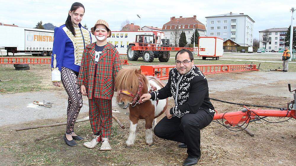 Trapezkünstlerin Michéle, Clown Anjalo und Feuerspucker Marcellino Reinhard mit Pony in Ausbildung