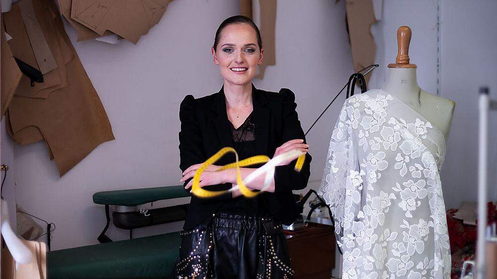 In ihrem Atelier in Wien fertigt Poleschinski maßgeschneiderte Kleider für Frauen aus aller Welt an