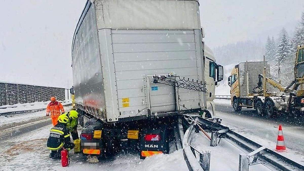 Auf der A9 bei Wald am Schoberpass ist am Donnerstag ein Lkw durch die Mittelleitschiene gekracht 