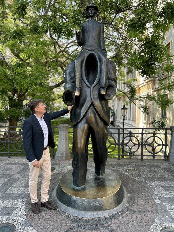 Das Kafka-Denkmal von Jaroslav Róna im Jüdischen Viertel von Prag