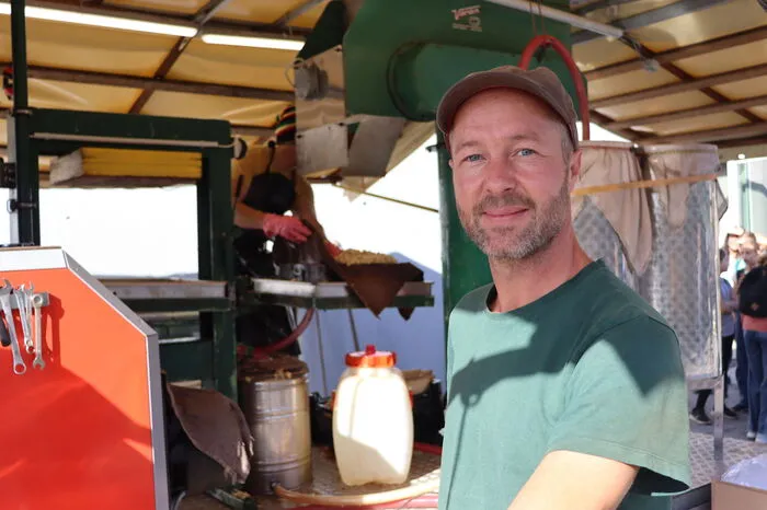 Sein Chef Aurelio Oberascher hat sich das Konzept der mobilen Presse von einem Freund aus Deutschland abgeschaut, erzählt er. Oberascher ist in der gesamten Steiermark und in Burgenland damit unterwegs.