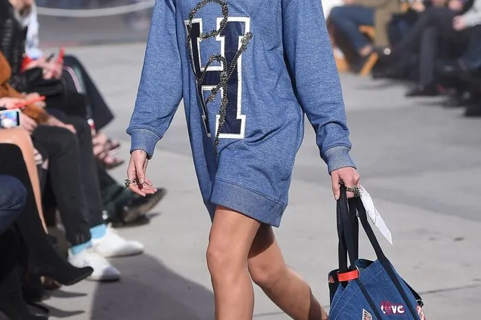 Aber auch Oversized-Pullover mit markanten Schriftzügen brachte er auf den Laufsteg. Etwas für Kälteresistente, denn Strümpfe oder Leggings scheinen nicht vorgesehen zu sein.