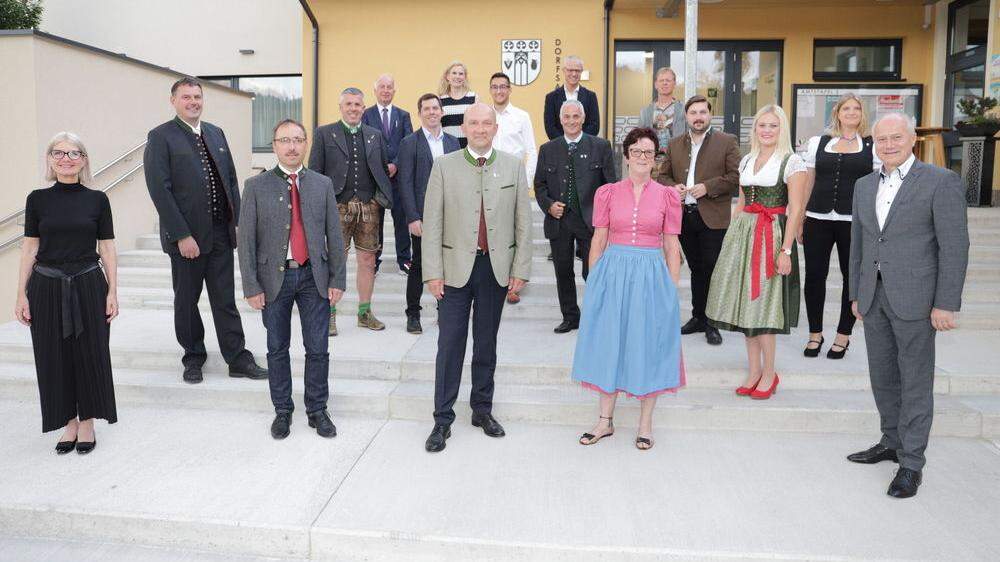 Der Gemeinderat von St. Marein-Feistritz mit den Ehrengästen Gabriele Kolar (links vorne) und Hans Seitinger (rechts vorne)