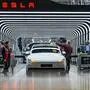Der US-Elektroautobauer Tesla will die Zahl der Beschäftigten in seinem einzigen europäischen Autowerk in Grünheide bei Berlin aufstocken