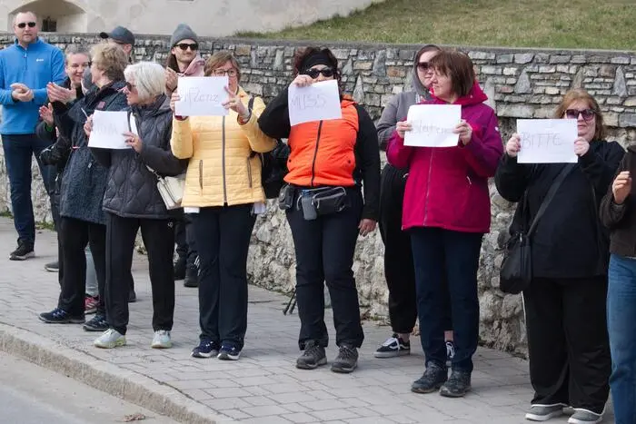 Viele Patientinnen und Patienten unterstützten den Protestmarsch vom Straßenrand