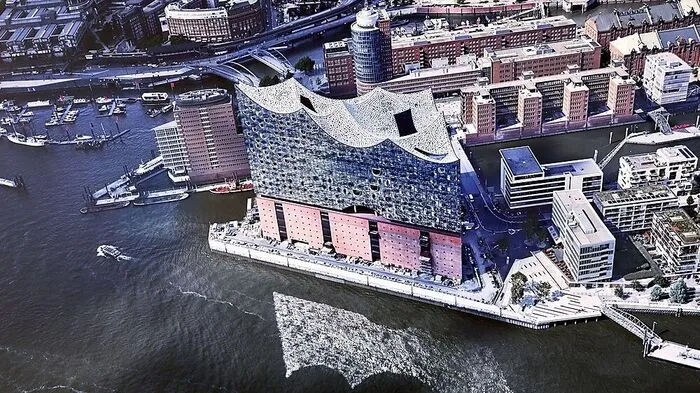 Es ist schon imposant, wenn man die 80 Meter lange, leicht gewölbte Rolltreppe hinauffährt. Aber noch imposanter ist der Panoramablick auf den Hafen und die City von Hamburg von der Besucherplattform der Elbphilharmonie in 37 Meter Höhe. „Elphi“, wie sie von den Hamburgern mittlerweile selbst liebevoll tituliert wird, ist seit zwei Jahren immer ausverkauft.