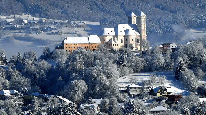 Seit die Weizbergkirche 2017 zur Basilika ernannt wurde, hat sie noch nie so viel Schnee getragen wie jetzt.