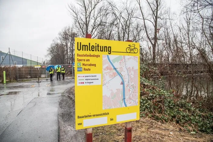 Fußgänger und Radfahrer werden auf Höhe Puchsteg vom Vorhaben sowie über Sperren informiert.