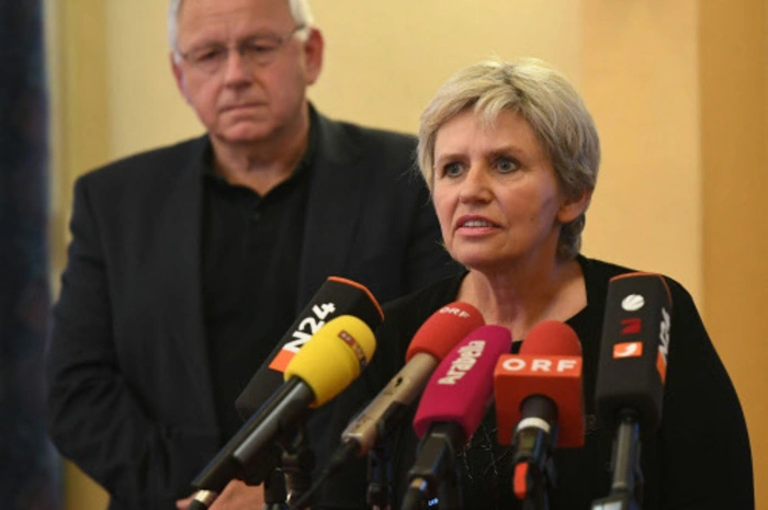 Bürgermeister Johann Hell (SPÖ) und die Direktorin der Volksschule, Silvia Riedler, zeigten sich am Freitag in einem Pressegespräch „tief betroffen“. Die Kinder in der Volksschule wurden von einem Krisenteam psychologisch betreut.