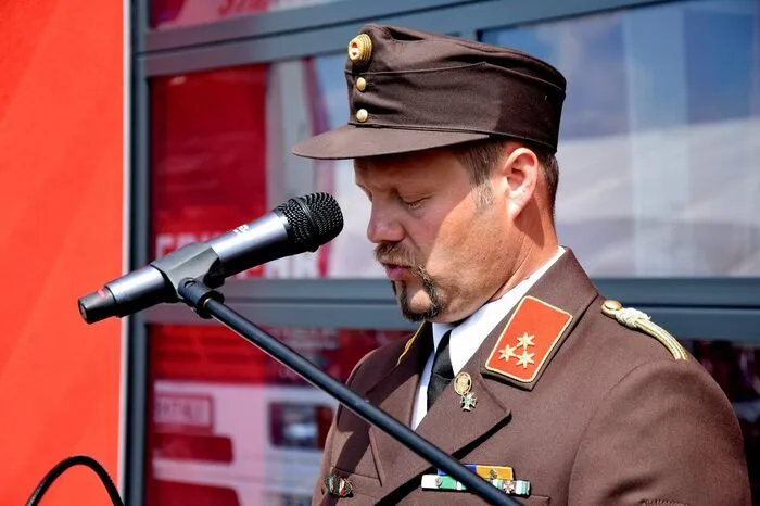 Das ansehnliche neue Rüsthaus umfasst in seinem zweistöckigen Bereich die Einsatzzentrale, einen Lehrsaal für Weiterbildung und Zusammenkünfte, sowie weitere räumliche Erfordernisse. Im angeschlossenen einstöckigen Gebäude sind vier Garagen untergebracht, und man hat sogar für ein kleines Feuerwehrmuseum Platz geschaffen.