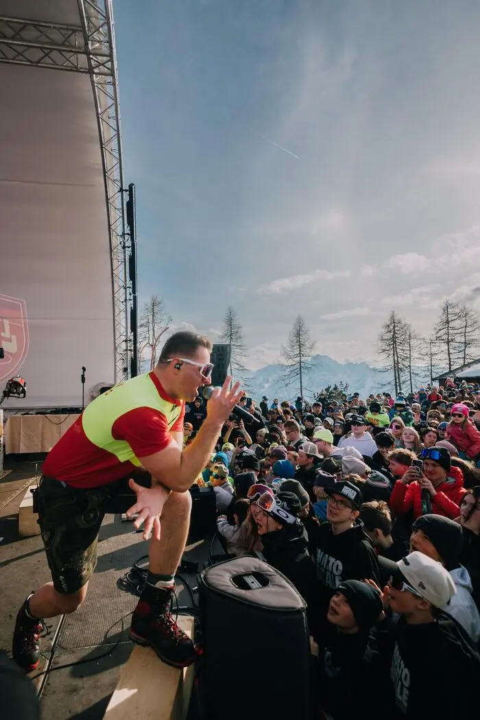 Mit Hits wie „Dorflegenden“ und „Bergbauern-Style“ brachte Florian Andreas den Berg beim Finale der „Summit Sessions“ zum Beben
