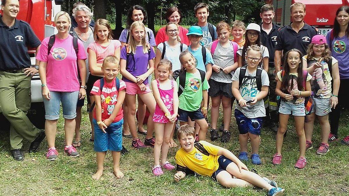 Die Kinder besuchten die Feuerwehr und waren begeistert