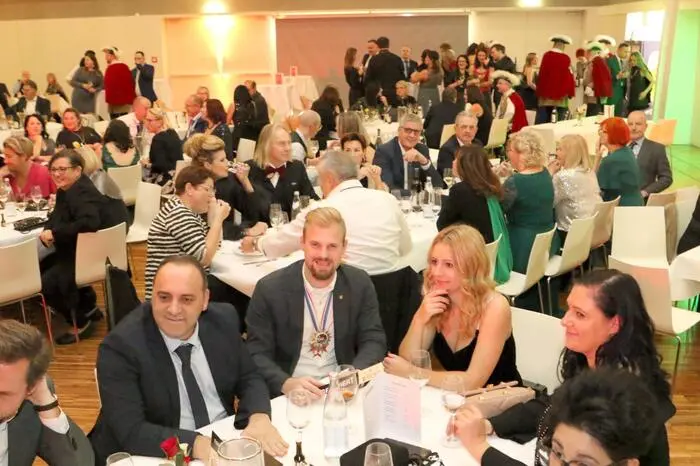  Faschingsgilde (FG) St. Veit-Präsident Michael Huber und Herzog Andy I. (Andy Kainz) konnten zur rauschenden Ballnacht neben mehreren Gilden aus Kärnten zahlreiche Gäste willkommen heißen. 