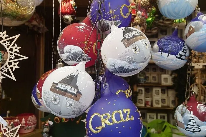 Die "Engelwelt" am Hauptplatz bietet Grazer Christbaumkugeln an...