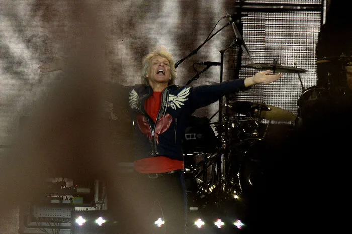 Bei den wenigen Balladen musste Jon Bon Jovi nicht gegen die Instrumente andrücken und konnte sich dabei überraschend leichtfüßig entfalten.