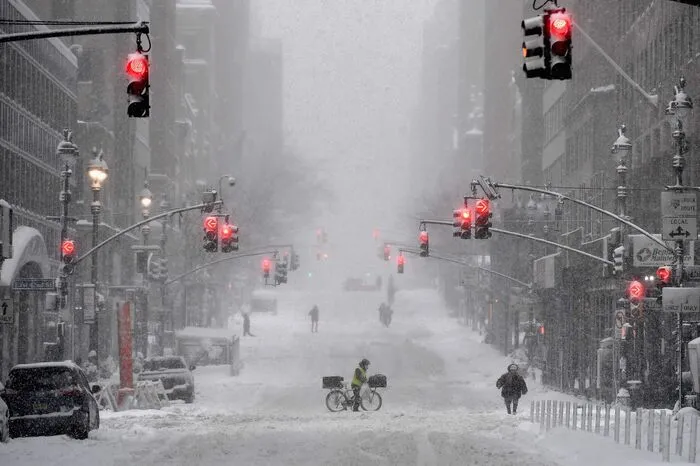 Betroffen sei ein Gebiet von Virginia bis Maine, New York müsse vor allem in der Küstennähe mit "Blizzard-ähnlichen Zuständen" sowie mit bis zu 60 Zentimetern Schnee rechnen.