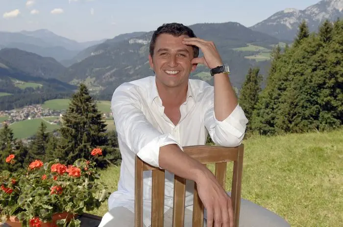 Bildnummer: 52018277  Datum: 06.08.2007  Copyright: imago/Sven Simon
Schauspieler Hans Sigl (AUT) anlässlich eines Pressetermins zu der ZDF-Fernsehserie - Der Bergdoktor - in Söll im Tirol, Personen , optimistisch; 2007, Söll, , Pressetermin, TV, lächeln; , quer, Kbdig, Einzelbild, Film, Kunst, Österreich, Randbild, People