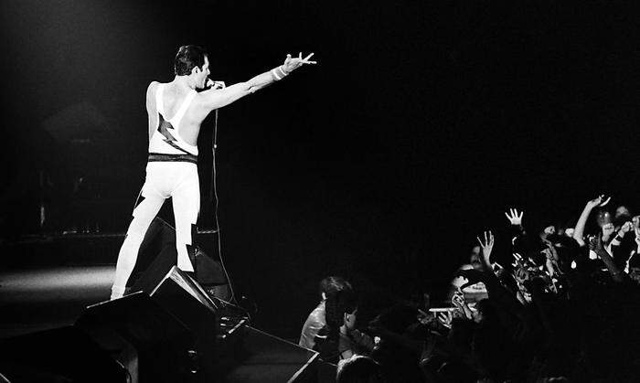 Berühmte Pose: Mercury bei einem Konzert in Paris 1984