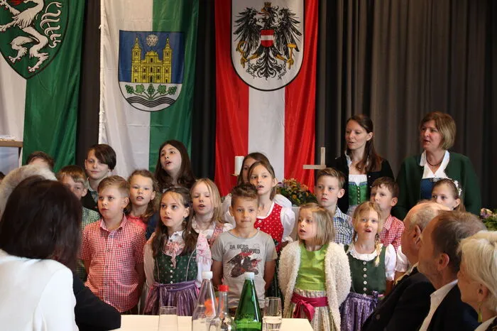 Musikalische Einlagen gab es von einem Kinderchor der Volksschule sowie einem weiteren Chor bestehend aus Erwachsenen.