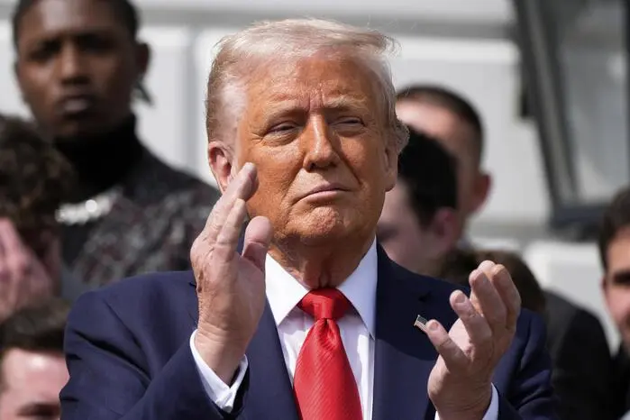 „Die Europäische Union wurde gegründet, um die Vereinigten Staaten abzuzocken.“
Bei seiner ersten Kabinettsitzung am 26. Februar macht Trump deutlich, dass er dem transatlantischen Bündnis wenig Bedeutung beimisst. Er sieht die Europäer weniger als Partner denn als Handelsrivalen - was sich auch in seiner Zollpolitik niederschlägt. Knappe zwei Wochen zuvor, am 14. Februar, hatte Trumps Stellvertreter JD Vance mit einer Rede bei der Münchner Sicherheitskonferenz für fassungslose Reaktionen gesorgt, in der er die europäischen Staaten scharf attackierte.