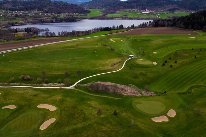Der Golfplatz aus Vogelperspektive. Bitte klicken Sie sich durch die Galerie...