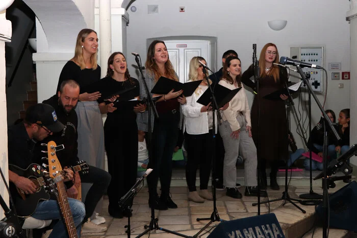 Außerdem der „a.choir“ (früher Arche Chor) am Foto, der Schulchor der Sekundaria (Schule der Diakonie Klagenfurt-Harbach) in welcher Sarah Hatzel-Neumaier unterrichtet und den Schulchor dort leitet.