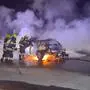 Als die Einsatzkräfte einfuhren stand das Fahrzeug in Vollbrand