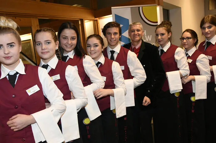 Das Serviceteam mit Direktor Adolf Lackner begrüßte die Gäste, serviert wurden originelle Biercocktails.