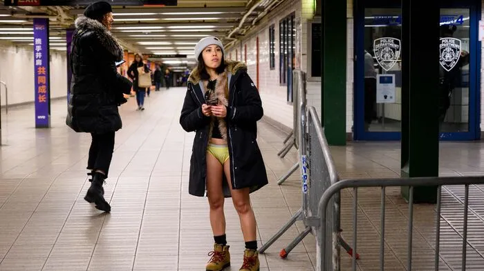 Menschen weltweit fuhren am Sonntag ohne Hose U-Bahn.
