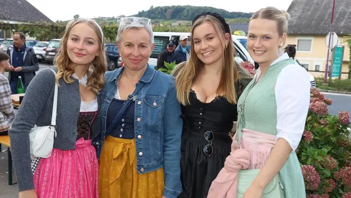 Das Kellergasslfest des Weinbauvereins Tieschen wurde auch heuer wieder von zahlreichen Besucherinnen und Besuchern gestürmt. Viele kamen in Dirndl... 