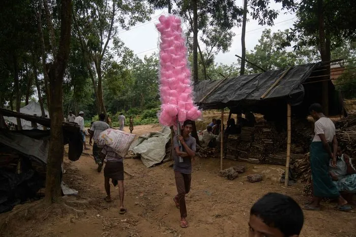 Durch die zuckerlrosa Brille. Ein ungewöhnliches Bild bot sich dieser Tage im Rohingya-Flüchtlingslager Kutupalong nahe der Stadt Cox's Bazar in Bangladesch: ein Mann, der Zuckerwatte verkauft. 
