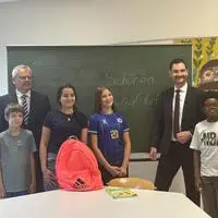 Präsidialleiter Robert Derhaschnig (links) und Bildungslandesrat Peter Reichmann bei ihrer PK am Dienstag in der MS St. Ruprecht mit Teilnehmern der Sommerschule