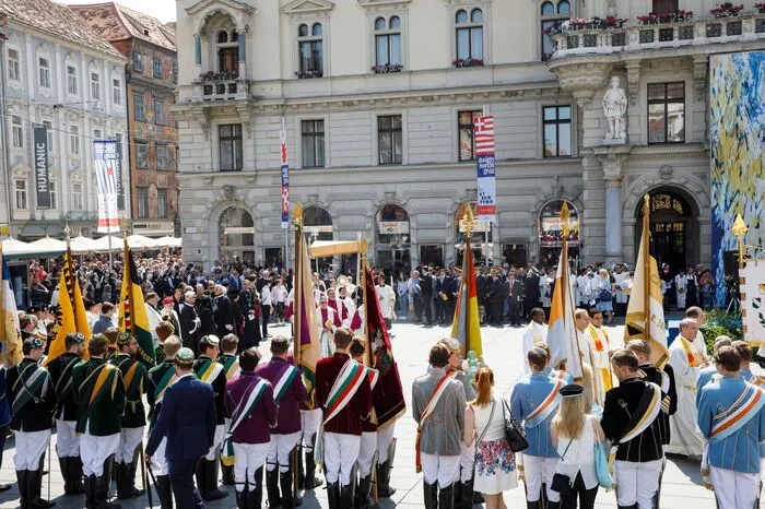 Am Hauptplatz hielt der Bischof bei der eucharistischen Andacht die Predigt und erteilte den Segen für Stadt und Land.