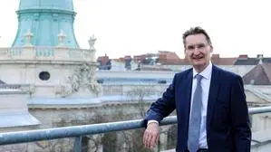 Holding-Boss Gert Heigl auf einer Terrasse der Holding-Zentrale am Andreas-Hofer-Platz, im Hintergrund das Museum Joanneum