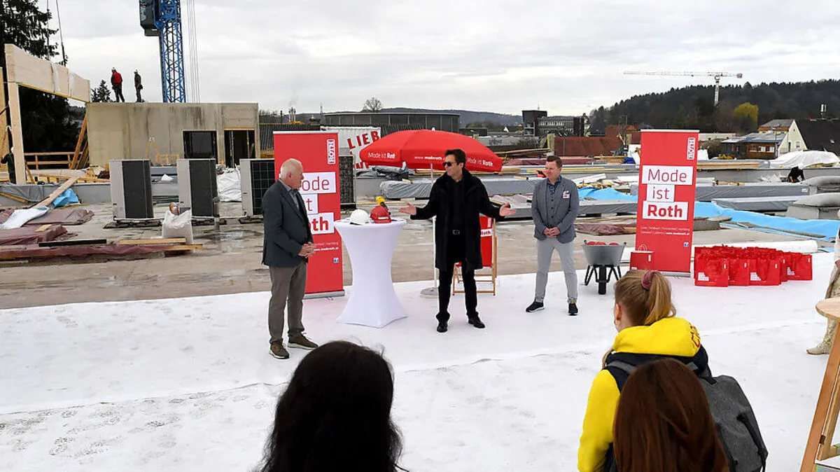 Ferdinand Roth, Josef Gasser und Rainer Rauch präsentieren den Ausbau des Modehauses in Gleisdorf