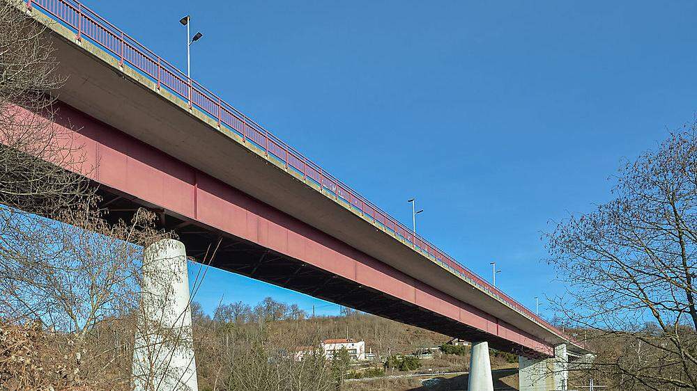 Die Rennsteiner Brücke wird ab Dienstag als einbahn geführt